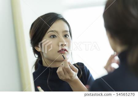 年輕的女士化妝 54565270