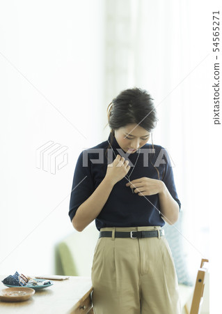 年輕的女士 54565271