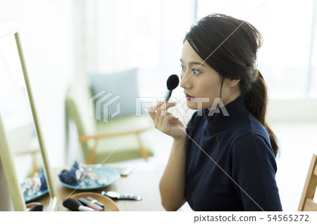 年輕的女士化妝 54565272