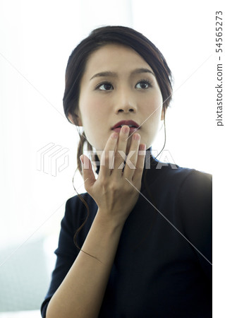 年輕的女士化妝 54565273