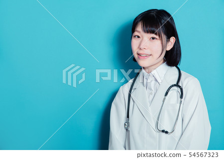 Medical woman in white coat 54567323