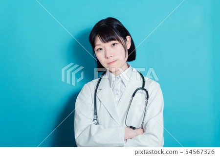 穿白大褂的女醫務人員 54567326