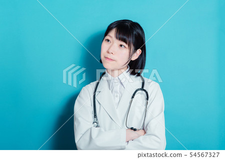 Medical woman in white coat 54567327