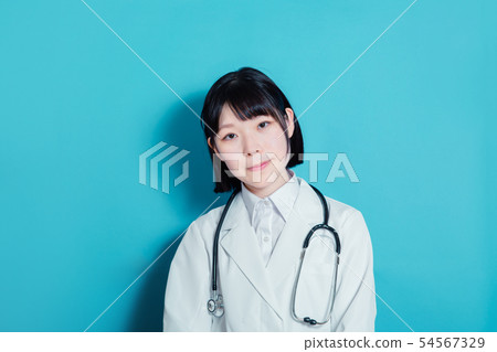 穿白大褂的女醫務人員 54567329