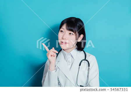 穿白大褂的女醫務人員 54567331
