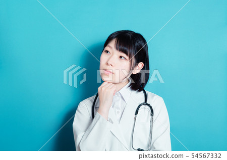 Medical woman in white coat 54567332