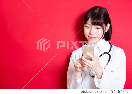 穿白大褂的女醫務人員 54567752