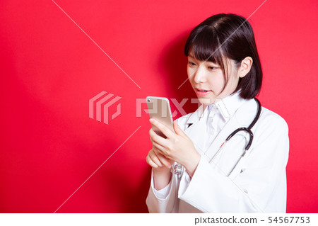 穿白大褂的女醫務人員 54567753