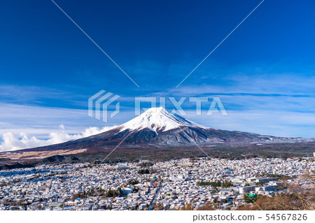 <Yamanashi Prefecture> Mt. Fuji, a snowy Fuji yoshida cityscape 54567826