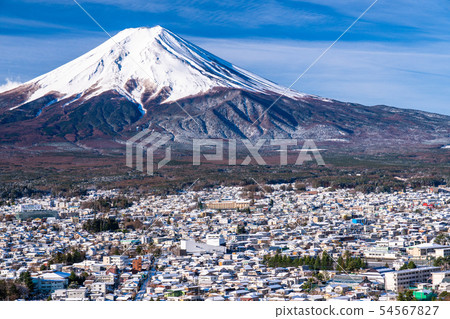 <Yamanashi Prefecture> Mt. Fuji, a snowy Fuji yoshida cityscape 54567827