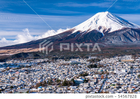 <Yamanashi Prefecture> Mt. Fuji, a snowy Fuji yoshida cityscape 54567828
