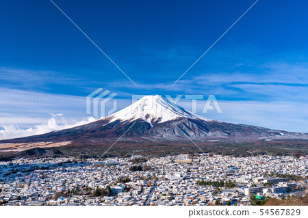 <山梨縣>富士山，白雪皚皚的富士吉田城市景觀 54567829