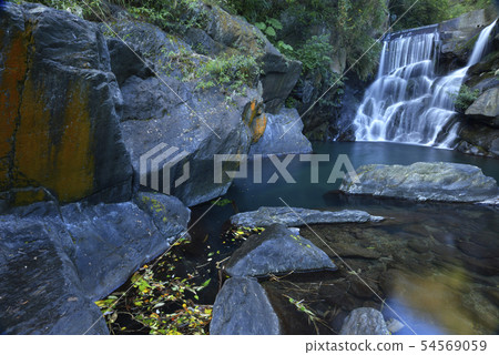 岩石溪流瀑布 54569059