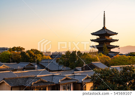 《京都府》古城黃昏的五層寶塔 54569107