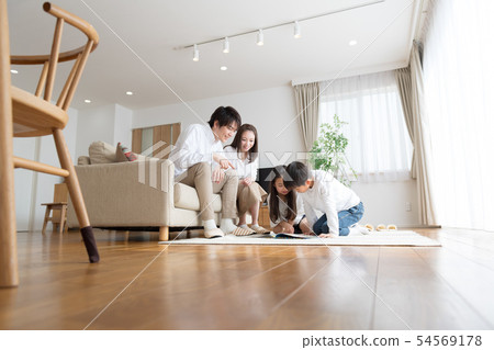 一家四口,父母和小孩,每天,好朋友,家庭團體 一家四口,父母和小孩,每天,好朋友,家庭團體 54569178