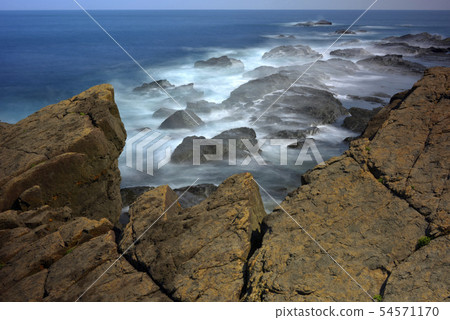 海岸岩石和海浪景觀 54571170