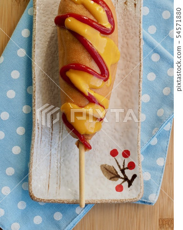 Hot dogs, ketchup, mustard sauce Hot dogs, ketchup, mustard sauce 54571880
