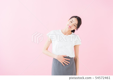 二十多歲的女性(粉紅色背景) 二十多歲的女性(粉紅色背景) 54572461