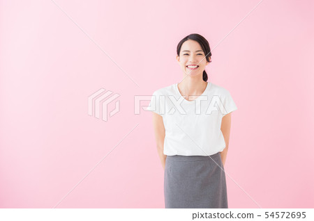 Business twenties women (pink background) 54572695