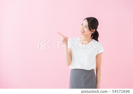 Business twenties women (pink background) Business twenties women (pink background) 54572696