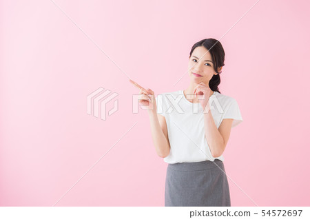 二十多歲的女性(粉紅色背景) 二十多歲的女性(粉紅色背景) 54572697