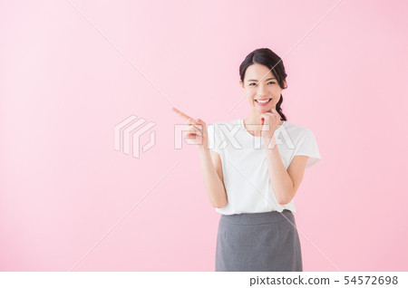 Business twenties women (pink background) Business twenties women (pink background) 54572698