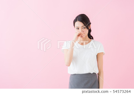 二十多歲的女性（粉紅色背景） 54573264