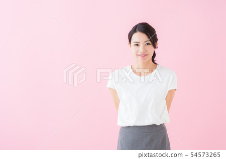 二十多歲的女性（粉紅色背景） 54573265