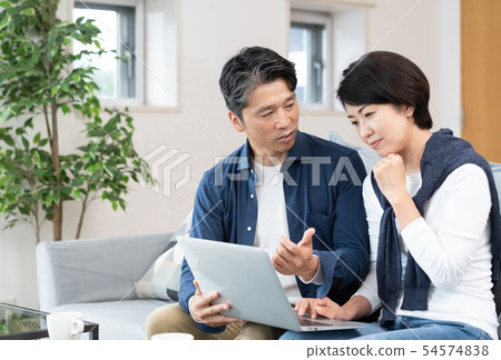 中間的一對 中間的一對 54574838