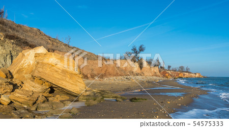 Sunny autumn day by the sea 54575333