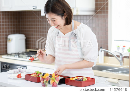 Kitchen woman 54576648