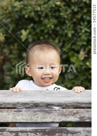 孩子們在長椅上玩 孩子們在長椅上玩 54577513