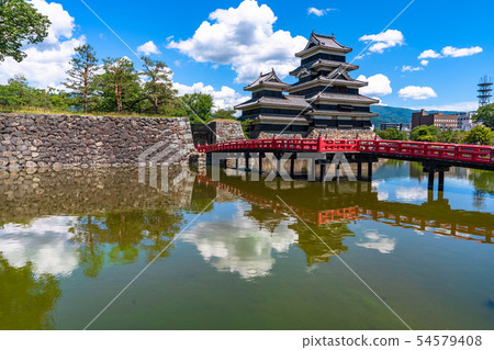 << Nagano Prefecture> Matsumoto Castle, white clouds and blue sky 54579408