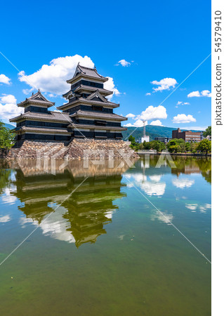 <<長野縣>松本城，白雲和藍天 54579410