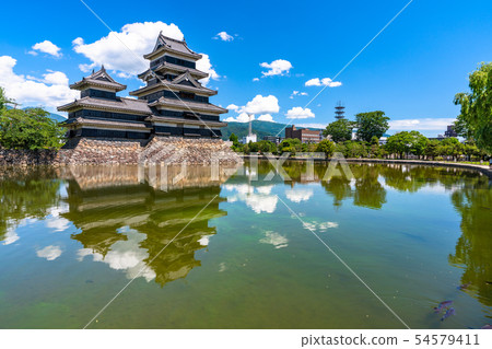 << Nagano Prefecture> Matsumoto Castle, white clouds and blue sky 54579411
