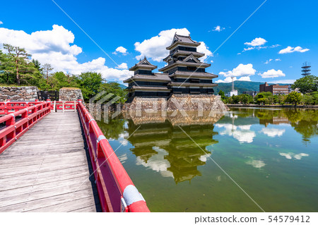 <<長野縣>松本城，白雲和藍天 54579412