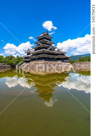 <<長野縣>松本城，白雲和藍天 54579433