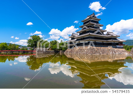 <<長野縣>松本城,白雲和藍天 <<長野縣>松本城,白雲和藍天 54579435