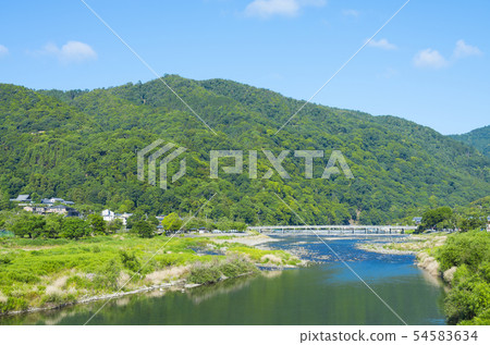 京都Arashiyama初夏綠色和藍天 京都Arashiyama初夏綠色和藍天 54583634