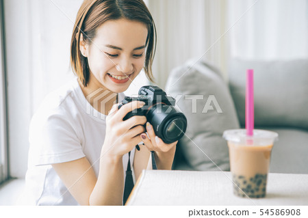 採取與照相機的少婦珍珠粉牛奶茶 採取與照相機的少婦珍珠粉牛奶茶 54586908