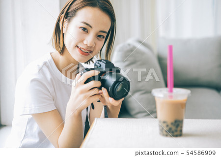 Young woman taking tapioca milk tea with camera 54586909
