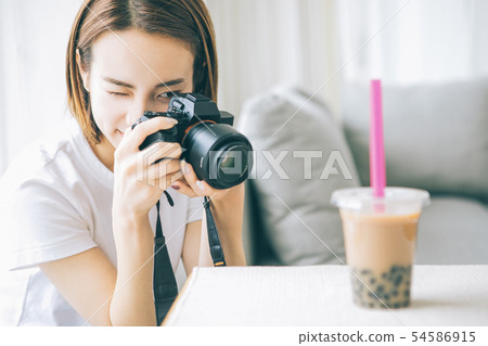 Young woman taking tapioca milk tea with camera 54586915
