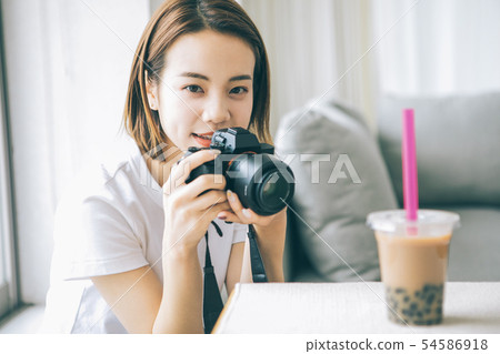 採取與照相機的少婦珍珠粉牛奶茶 54586918