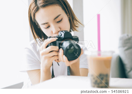 採取與照相機的少婦珍珠粉牛奶茶 採取與照相機的少婦珍珠粉牛奶茶 54586921