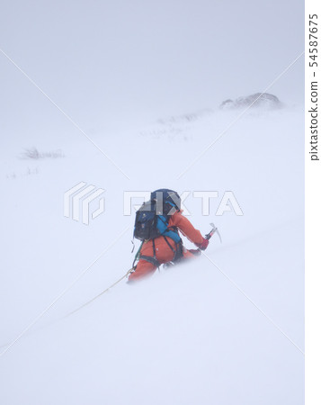 極度寒冷的季節登山者 54587675
