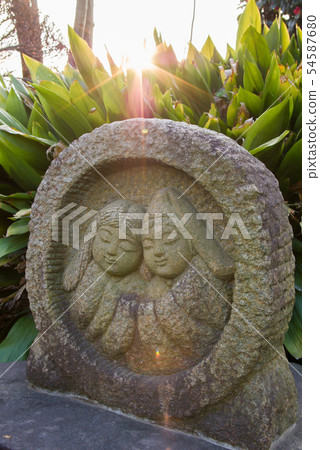 兩個人彼此接近 54587680