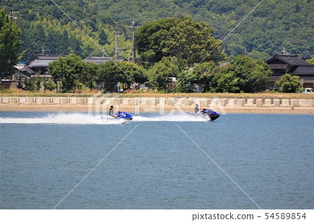 享受在Yura河的年輕人噴氣機滑雪 享受在Yura河的年輕人噴氣機滑雪 54589854