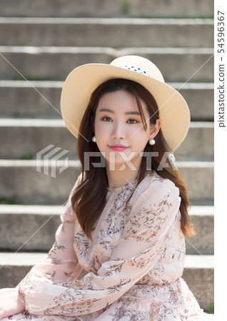 一個美麗的韓國女人的樣子，公園散步 54596367