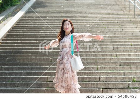 一個美麗的韓國女人的樣子,公園散步 一個美麗的韓國女人的樣子,公園散步 54596458