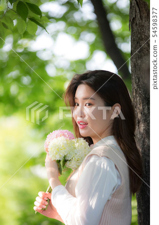 Bouquet girl reading Bouquet girl reading 54598377